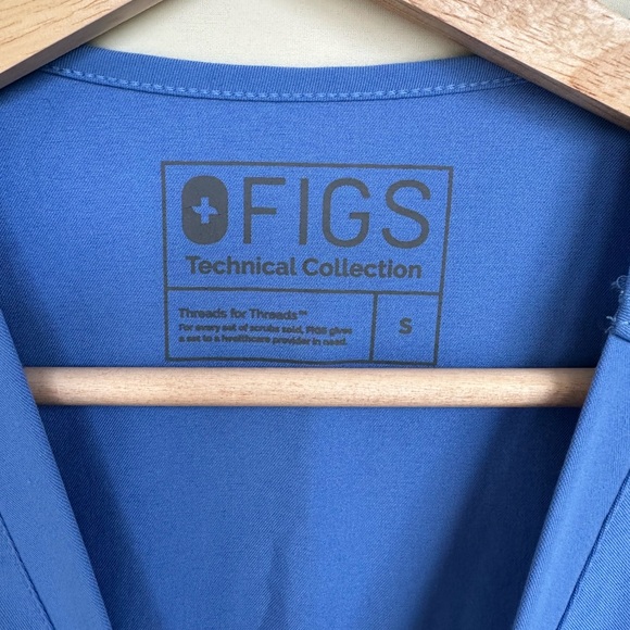 Figs Catarina One Pocket Scrub Top in Ceil Blue, size S - Picture 4 of 5